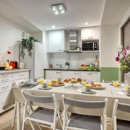 Amazing New Bastille 3 Bedrooms 2 Bathrooms Apartment *